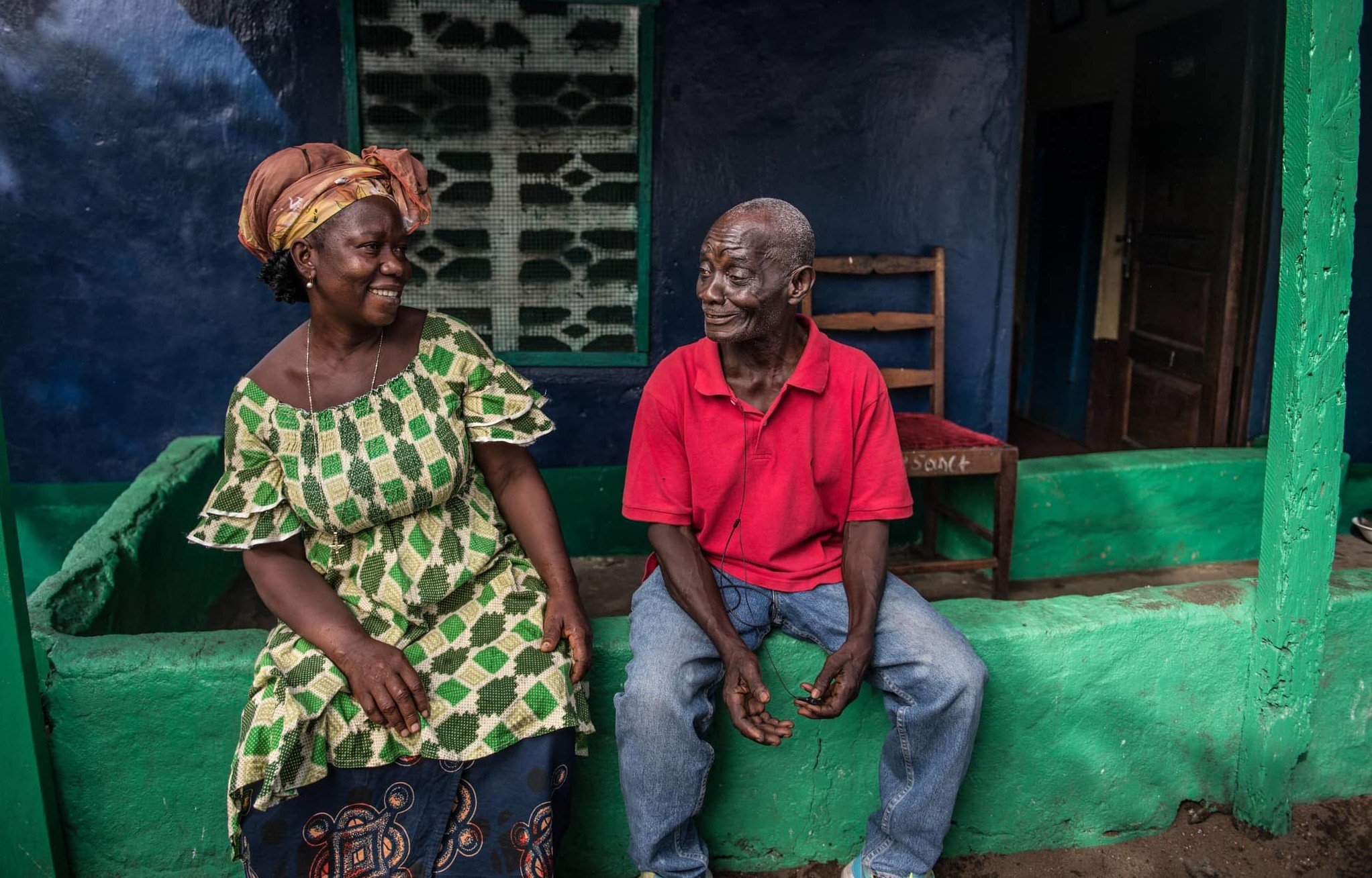 玛莉及丈夫是「蚯蚓厕所」的第一批「用家」。伊波拉病毒疫症数年前肆虐西非，利比里亚是最受打击的国家之一，推广良好的衞生习惯可大大减低传染病爆发。（照片︰Tommy Trenchard / 乐施会）